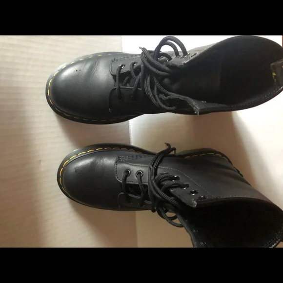 Women’s pre-loved - Dr. Martens - 1460 Greasy Leather lace-up boots. Size 6 - Picture 8 of 16